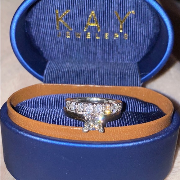 Leo Artisan Princess Cut 1ct Ring and Wedding Band - Picture 3 of 16